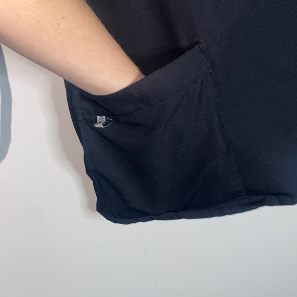 🐚Black two pocket scrub top! - Picture 6 of 7